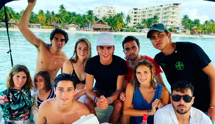  Isa Cofiño, Vale Cerviño, Chema Rodríguez, Jime Cerviño, Jaime Ruiz, Diego Zepeda, Andrés Zepeda, Santiago Rodríguez, Ale Cofiño y Ro Navarro.