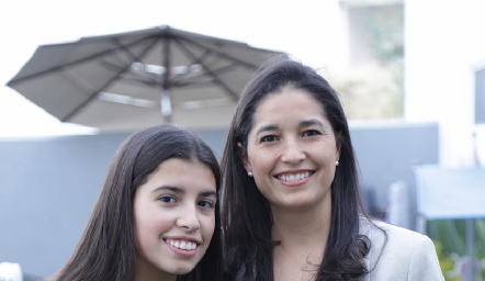  Isa con su mamá Martha Morales.