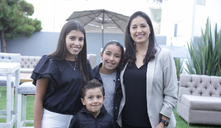  Martha Morales con sus hijos.