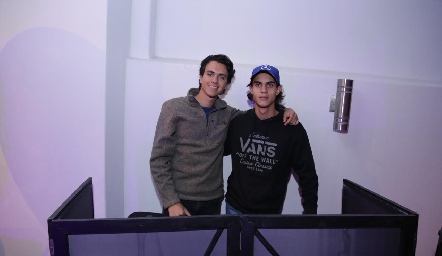  Santi Pérez y Diego Medina, DJ’s.