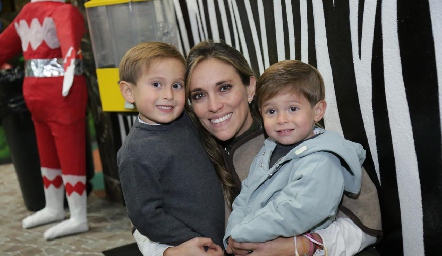 Daniela Llano con sus hijos Santi y Sebastián.