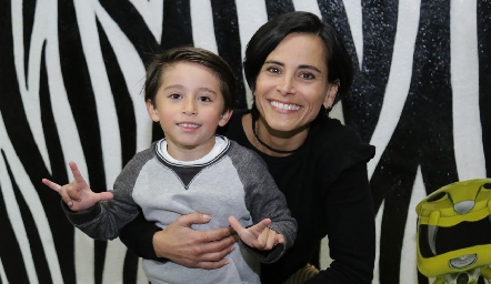  Mateo con su mamá Anilú Enríquez.