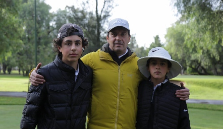  Jorge Morales con sus hijos Pablo y Andrés.