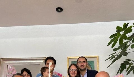 Claudia con su familia festejando su cumpleaños.