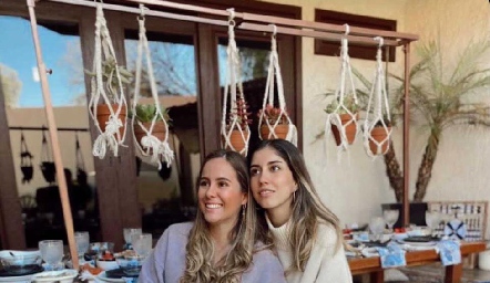  Ana Lucía Esparza y Paola Dávila.