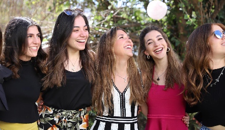  Nuria con sus mejores amigas.