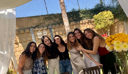  Sofía con su hermana y sus amigas.