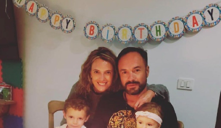  Priscila González y Eduardo Ramos con sus hijos Tomás y Emma.