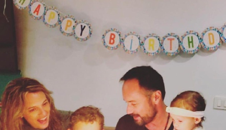  Priscila González y Eduardo Ramos con sus hijos Tomás y Emma.