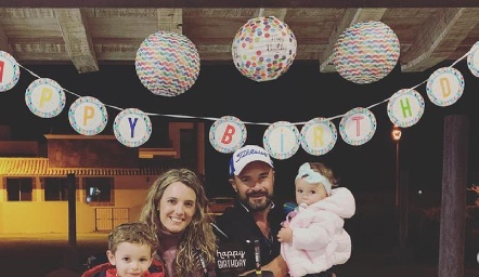  Priscila González y Eduardo Ramos con sus hijos Tomás y Emma.