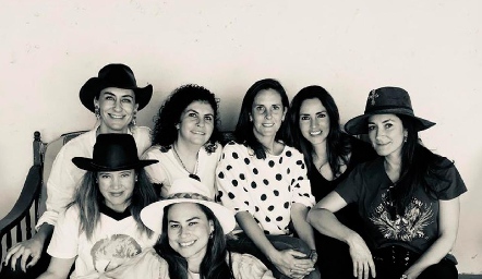 Sofía Hinojosa, Roxana Gómez, Paola Meade, Mariana Ávila, Mercy Lafuente, Ale Zumalacarregui y Ale Leos.