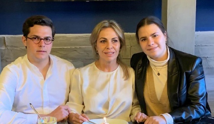  Marcela González con sus hijos Javier y América Duarte.