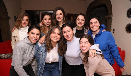  Ana Paula González Téllez con sus mejores amigas.