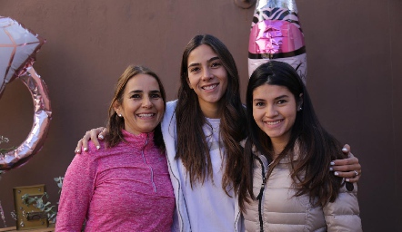  Elsa Villalba con sus hijas Elsa y Ana Sofi Santoyo.