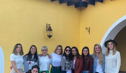  Mariana Rodríguez con sus amigas.