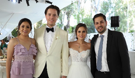  Los novios con sus amigos.