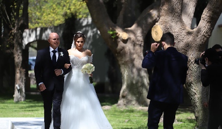  Nuria llegando al altar del brazo de su papá Tomás Alcalde Nava.