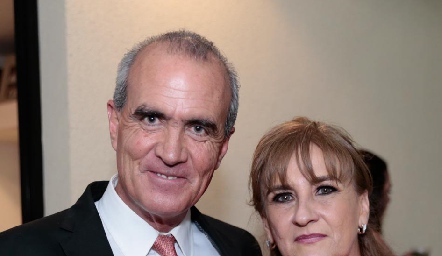  Miguel Martínez y Luz María Mejía de Martínez, papás del novio.