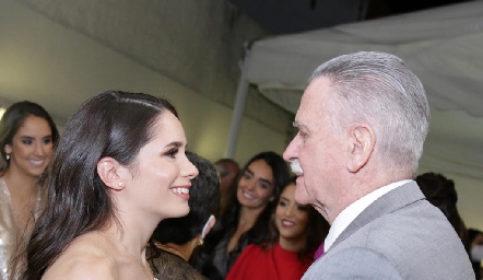 Guada Álvarez con su abuelo Roberto Bárcena.