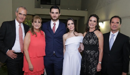 Miguel Martínez y Guada Álvarez con sus papás Miguel Martínez, Luz María Mejía, Guadalupe Bárcena y Miguel Ángel Álvarez.