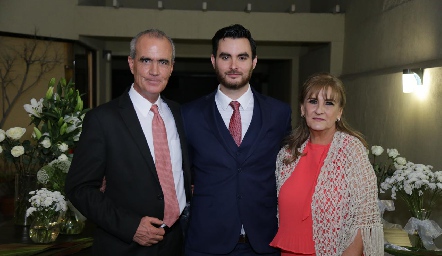 Miguel Martínez y Luz María Mejía de Martínez con su hijo Miguel.
