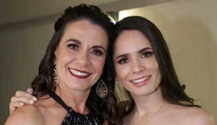  Lupita Bárcena con su hijaGuada Álvarez.
