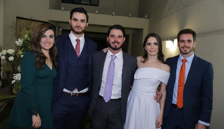 Los novios con sus hermanosGaby Martínez, Miguel y Eduardo Álvarez.