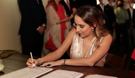  Lu Borbolla firmando como testigo.