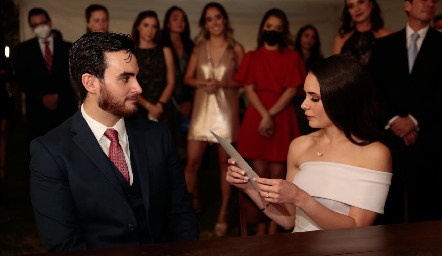 Guadaleyendo sus votos de amor a Miguel.
