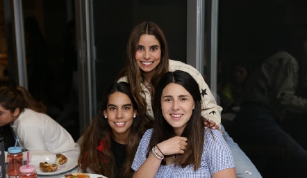  Rocío de la Vega, Ale Martínez y Marijó Raymond.
