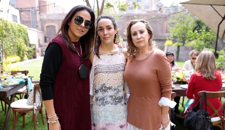  Fer y Ximena Castillo con su mamá Maricarmen López.