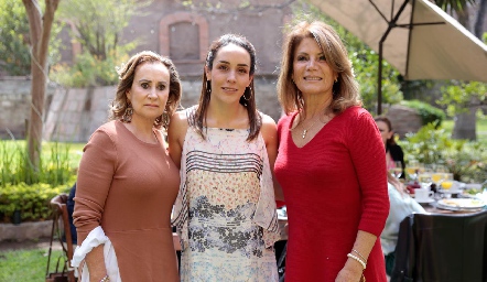  La novia con su mamá y su suegra, Maricarmen López, Ximena Castillo y Leticia Rojas.