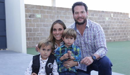  Daniela Llano y Pablo Guerra con sus hijos Santiago y Sebastián.