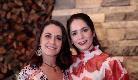  Lupita Bárcena con su hija Guada Álvarez.