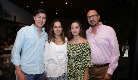  Fernanda Conde de Marín y Fernando Marín con sus hijos Fer y Montse.