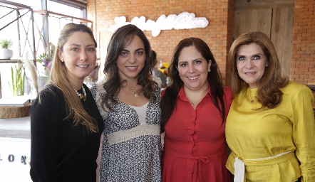  Paty, Marcela y Marisol Córdova con Paty Báez.