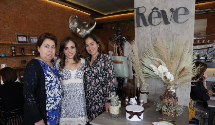  Eugenia Córdova, Marcela Córdova y Gela Meléndez.