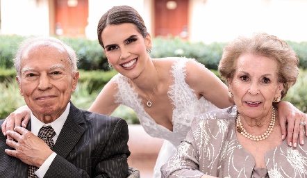  Ana Gaby con sus abuelos Enrique y Toñita Portillo.