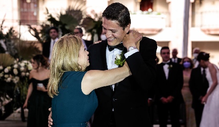  Álvaro bailando con su mamá Lourdes Pérez.