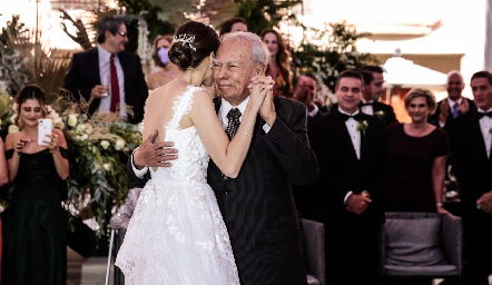  Ana Gaby González bailando con su abuelito Enrique Portillo.