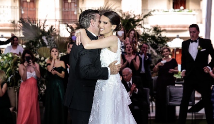 Ana Gaby bailando con su papá Jesús González.