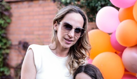  Lila Medina con sus hijas, Inés y María.