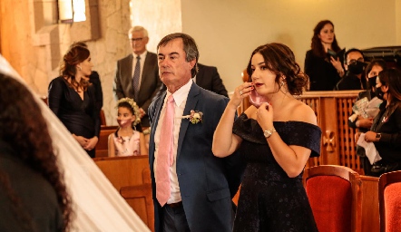 Rafael Andrés, papá del novio con su hija Mónica.