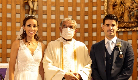 FernandaHernández,Padre Carlos Medina y  Marcelo Andrés.
