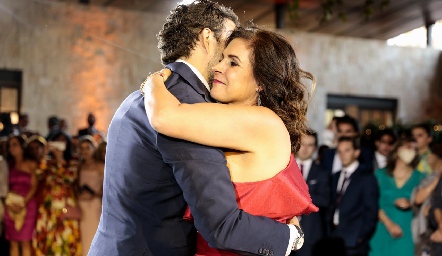  Fernando bailando con su mamá Ana Laura Villarreal.