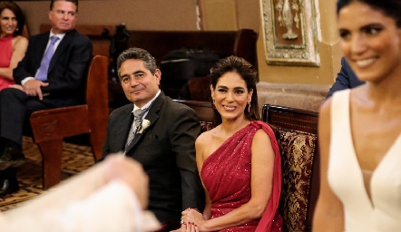 Gerardo Rodríguez y Maribel Lozano, papás de la novia.