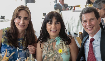  Cristina Chevaile, Gabriela Chevaile y Luis Navarro.