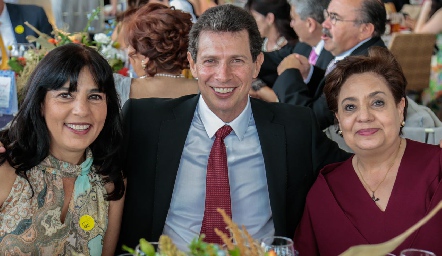  Gabriela Chevaile, Luis Navarro y Salme Chevaile.