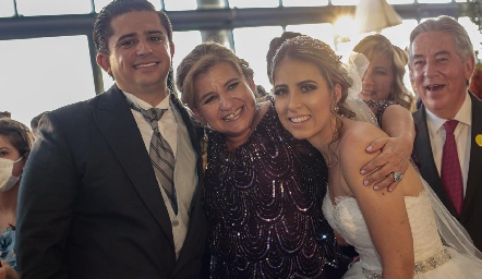 Nora Marínez de Mora con su hijo Manuel y su esposa Cristina Kasis.
