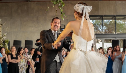  Cristina bailando con su papá Alberto Kasis.